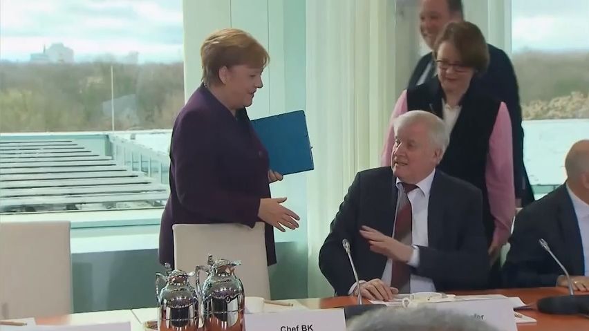 Video: Potřást si rukou s paní Merkelovou? V době koronaviru ani náhodou